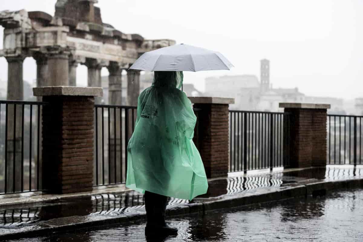 Roma chiusa per pioggia, tutti contro la Raggi. L'ironia di Sala: "Milano non si ferma per neve"