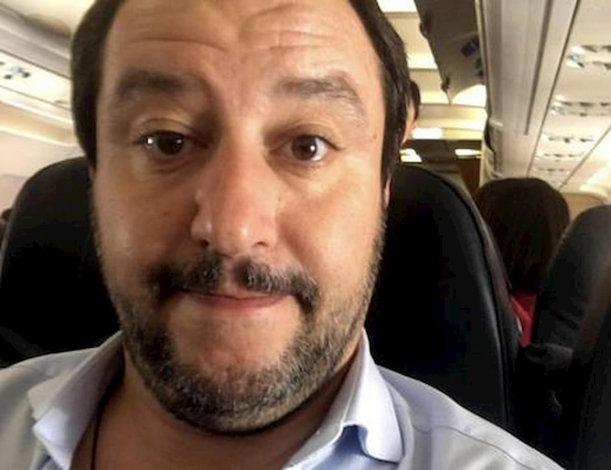 Corriere della Sera: Matteo Salvini indagato. Ipotesi: abuso d'ufficio per 35 voli di Stato