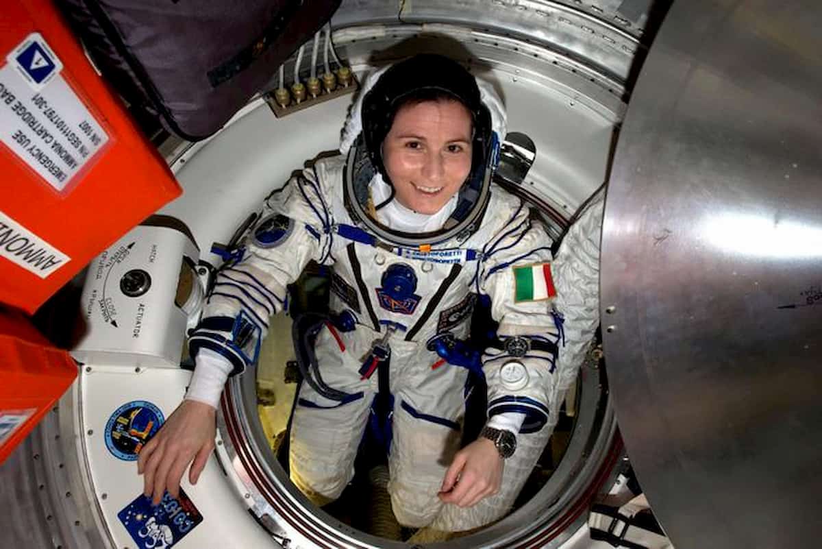 Samantha Cristoforetti lascia l'Aeronautica militare. Ma continuerà le missioni nello Spazio