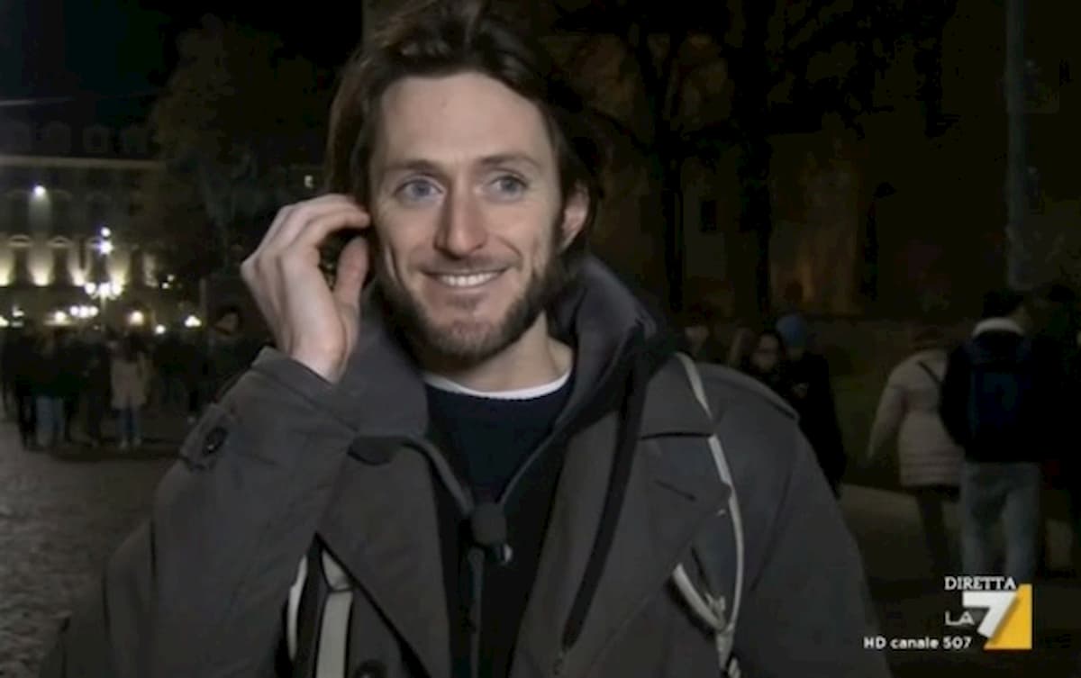 Niccolò Pagani, il prof de L'Eredità in piazza con le Sardine VIDEO