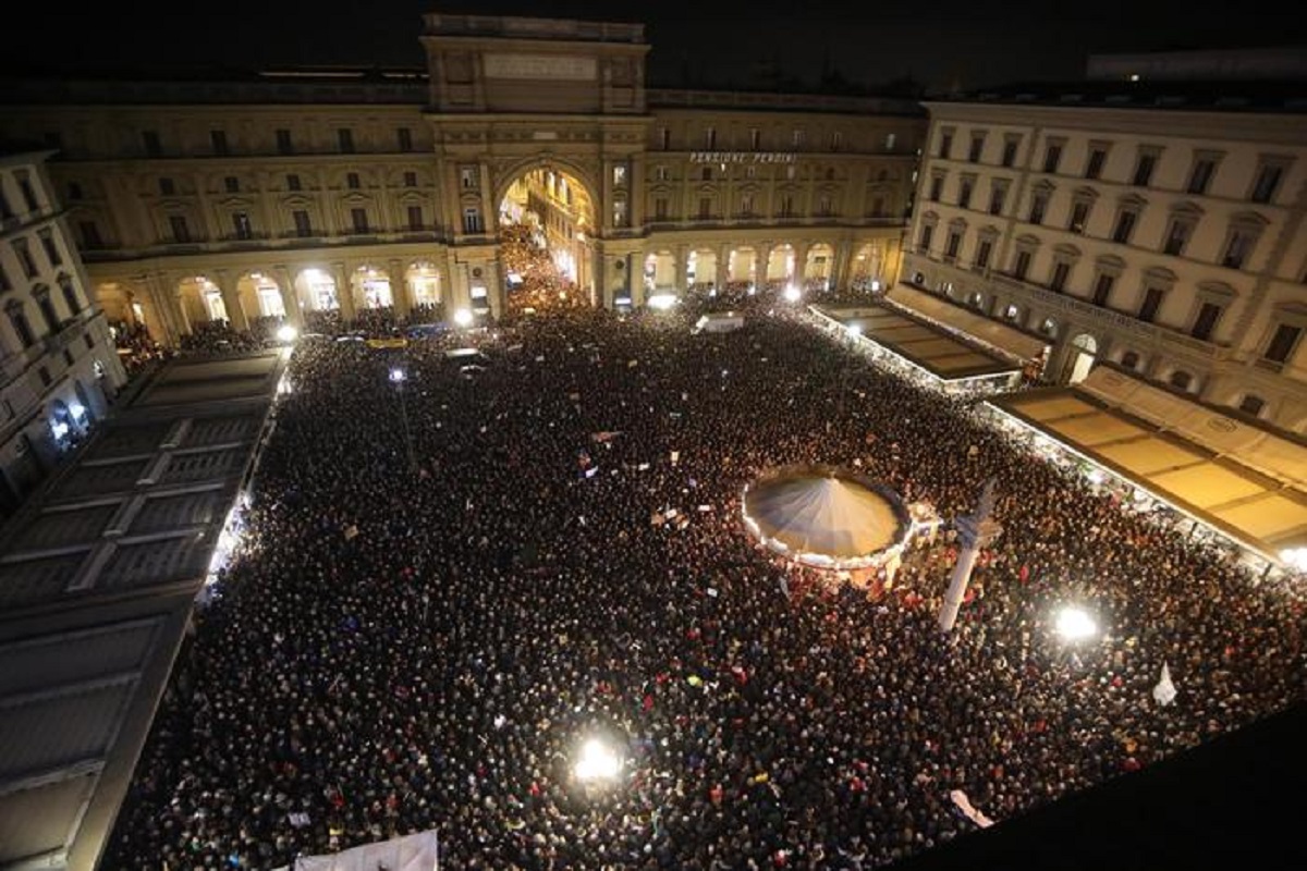 Sardine, invasione da Nord a Sud: ieri 10mila a Napoli e 40mila a Firenze