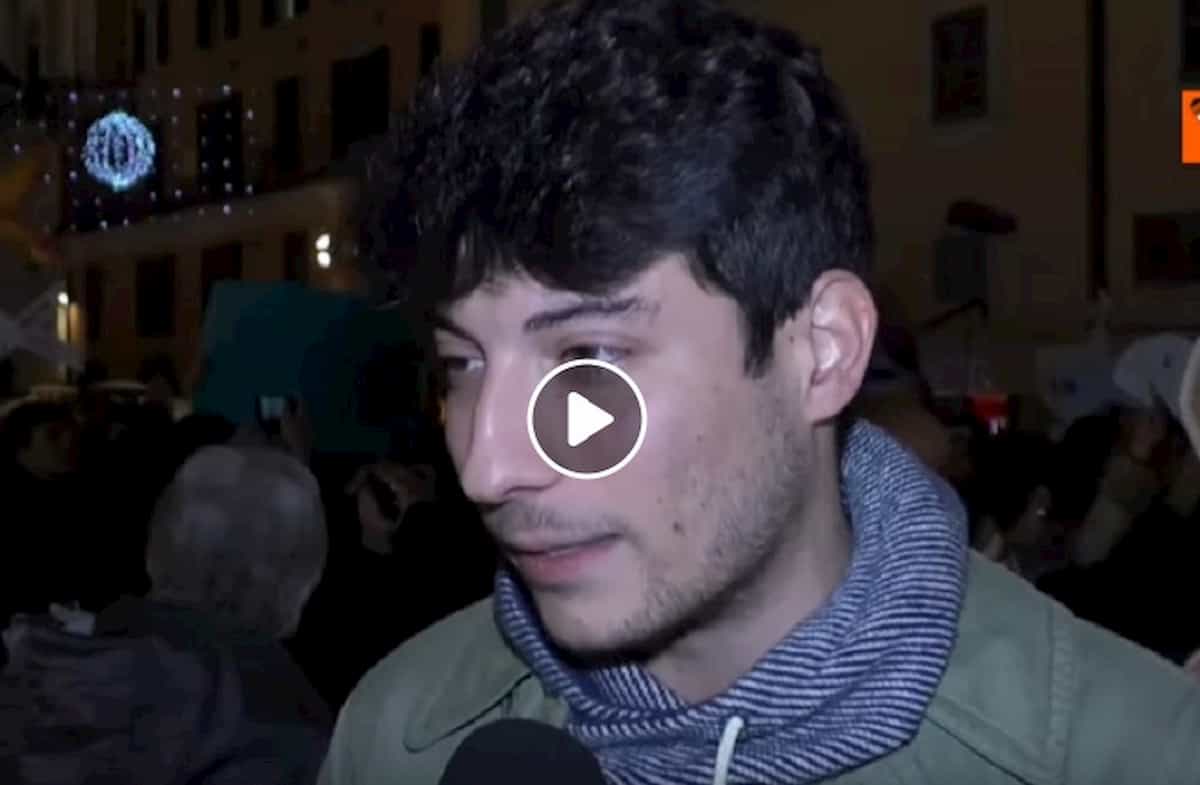 Ancona, sardine in piazza contro Giorgia Meloni: l'intervento di Lorenzo Donnoli VIDEO