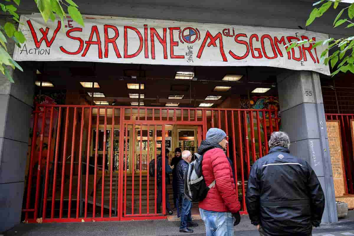 Sardine, prima riunione nazionale allo Spin Time Labs a Roma. E Mattia Santori va in tv a dire che il 25% non gli basta VIDEO