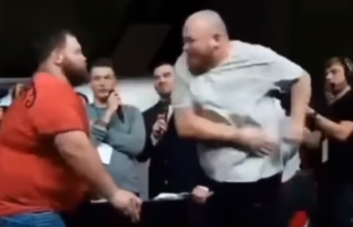 Russia, campionato di schiaffi: il campione va ko dopo questa sberla micidiale VIDEO