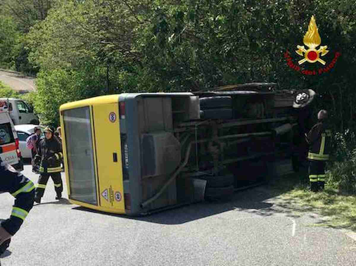 Pianoro, scuolabus sbanda per evitare un daino: 6 bimbi all'ospedale
