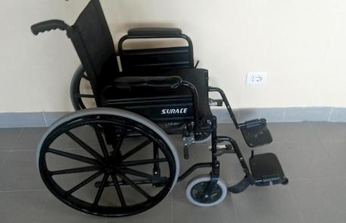Gela, la sedia a rotelle in ospedale si prende come il carrello al supermercato: basta un euro