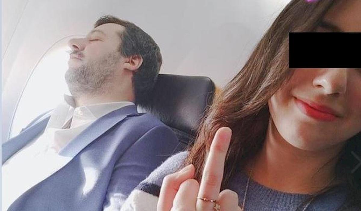 Selfie con Salvini in aereo: lui si addormenta, la passeggera fa il dito medio FOTO