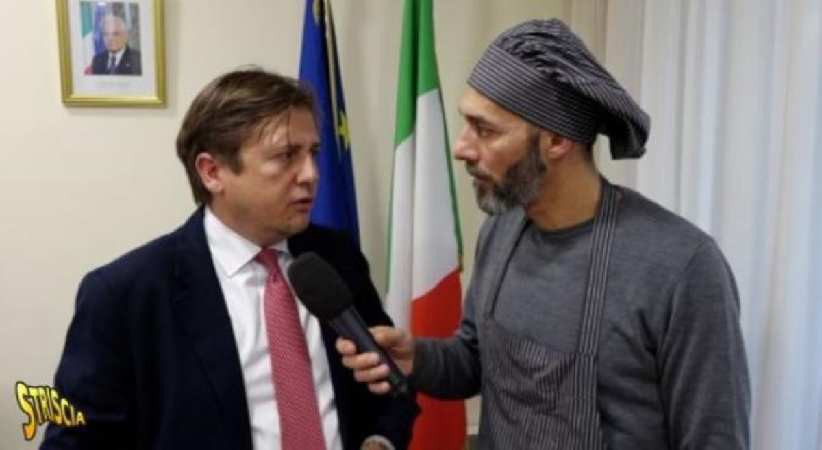 Striscia la Notizia, viceministro salute: Non incartate panini con alluminio