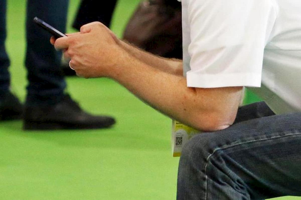 In coma etilico a 17 anni: gli "amici" lo filmano, video virale su Whatsapp