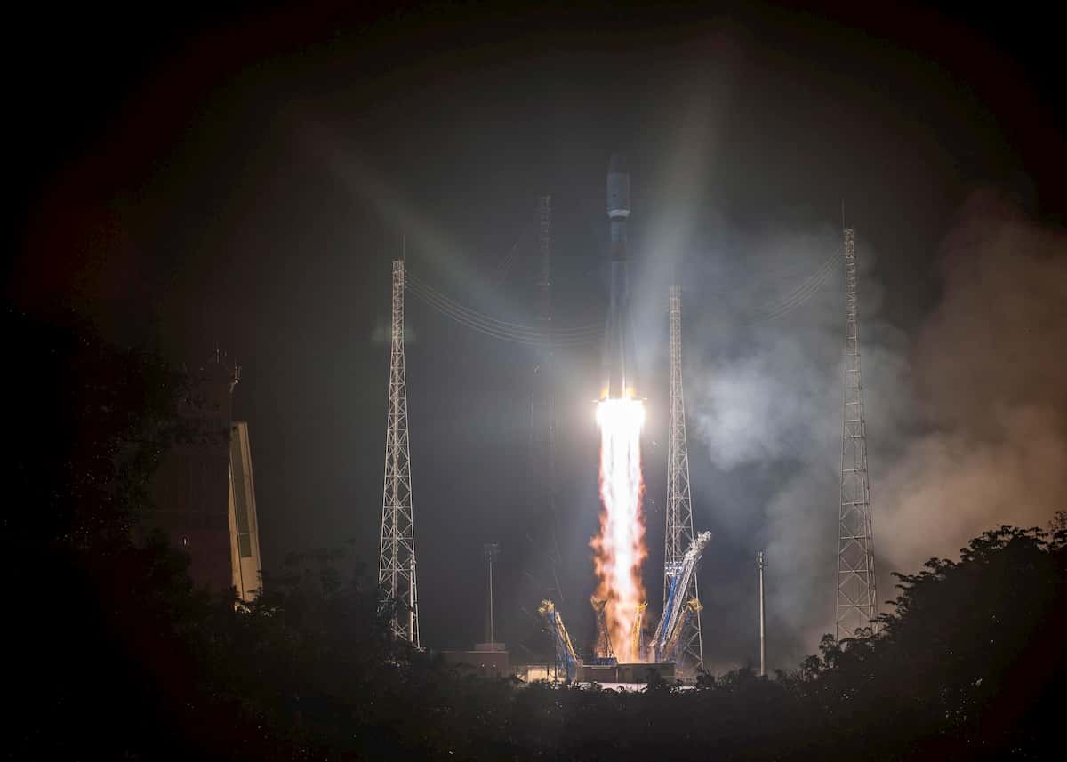 Soyuz lanciata nello spazio con il satellite italiano Cosmo SkyMed