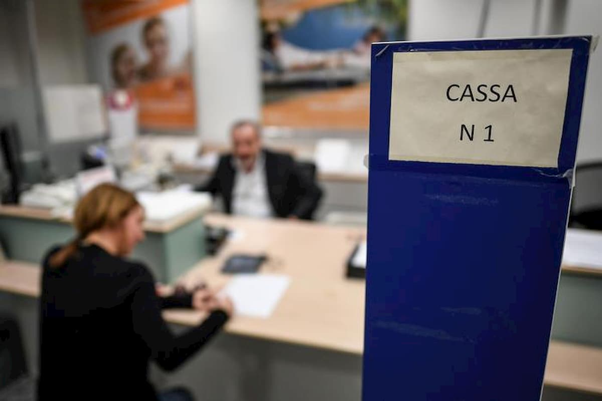 Tassi negativi Bce, le banche presentano il conto ai correntisti: aumentano canoni e spese
