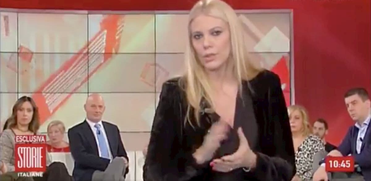 Storie Italiane, Eleonora Daniele parla di fibrosi cistica ma parte video della Macarena