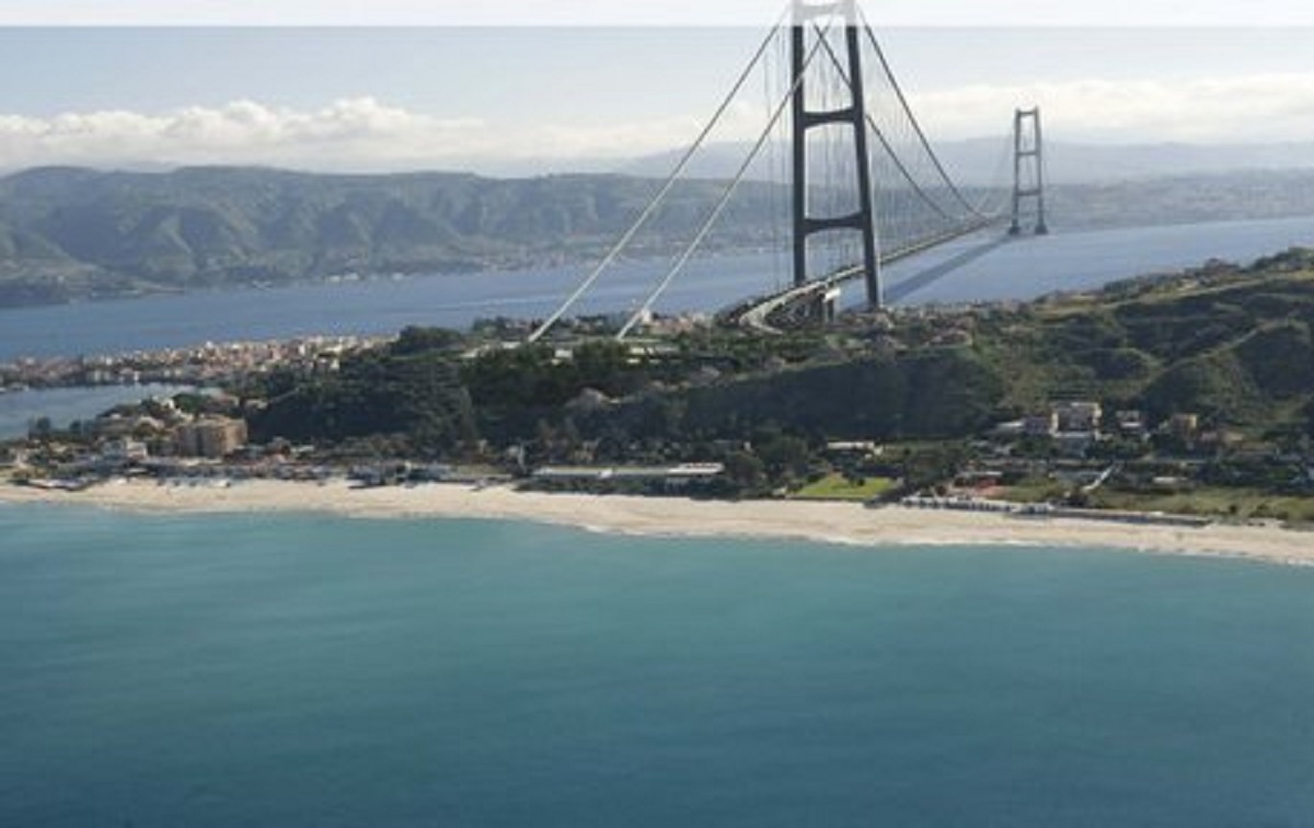 Stretto di Messina, arrestati sindaco Villa San Giovanni e presidente servizio traghetti. Accusati di corruzione