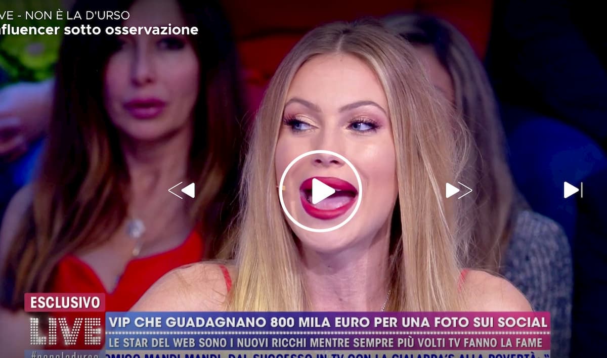 Live - Non è la D'Urso, Taylor Mega: "Fare l'influencer è stressante"