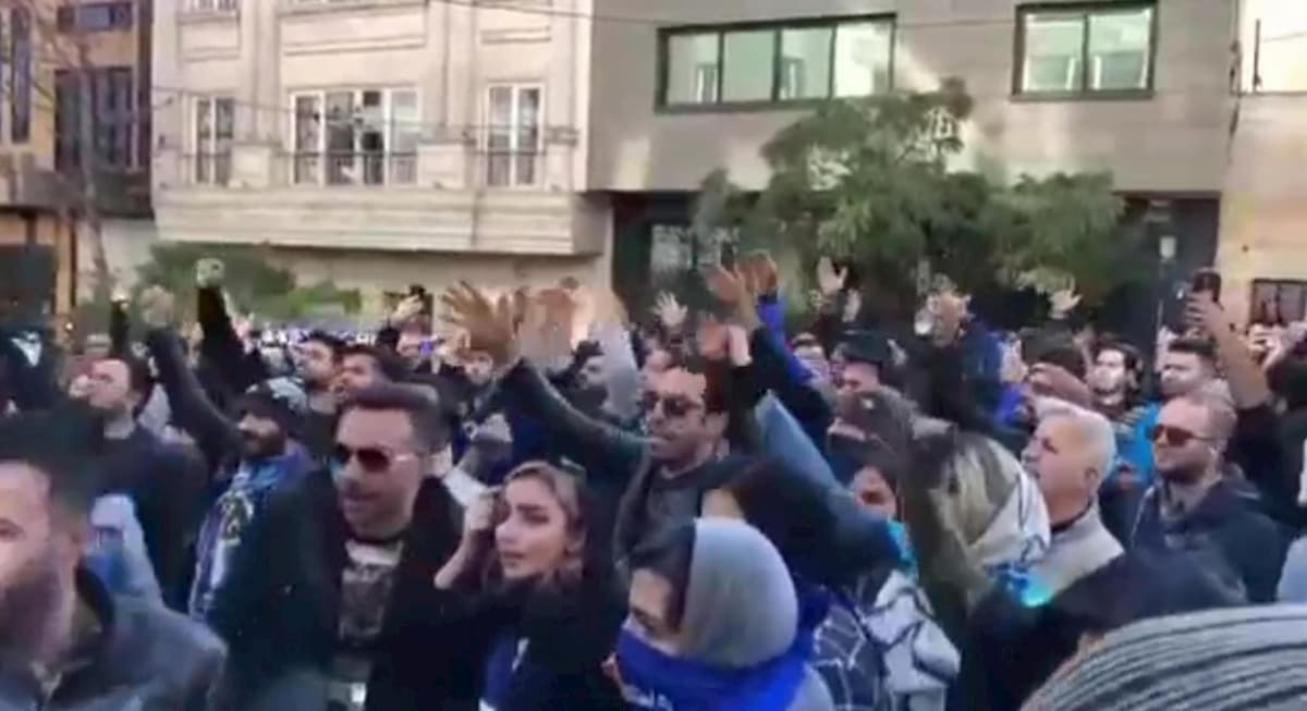 Iran. Proteste di piazza a Teheran contro il governo: Stramaccioni se ne va