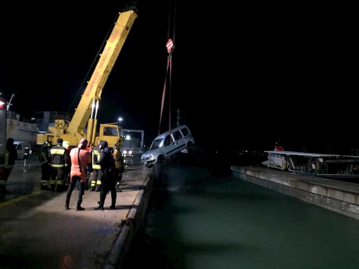 Termoli, fa retromarcia e finisce con l'auto in mare: morto pensionato Giuseppe Tumini