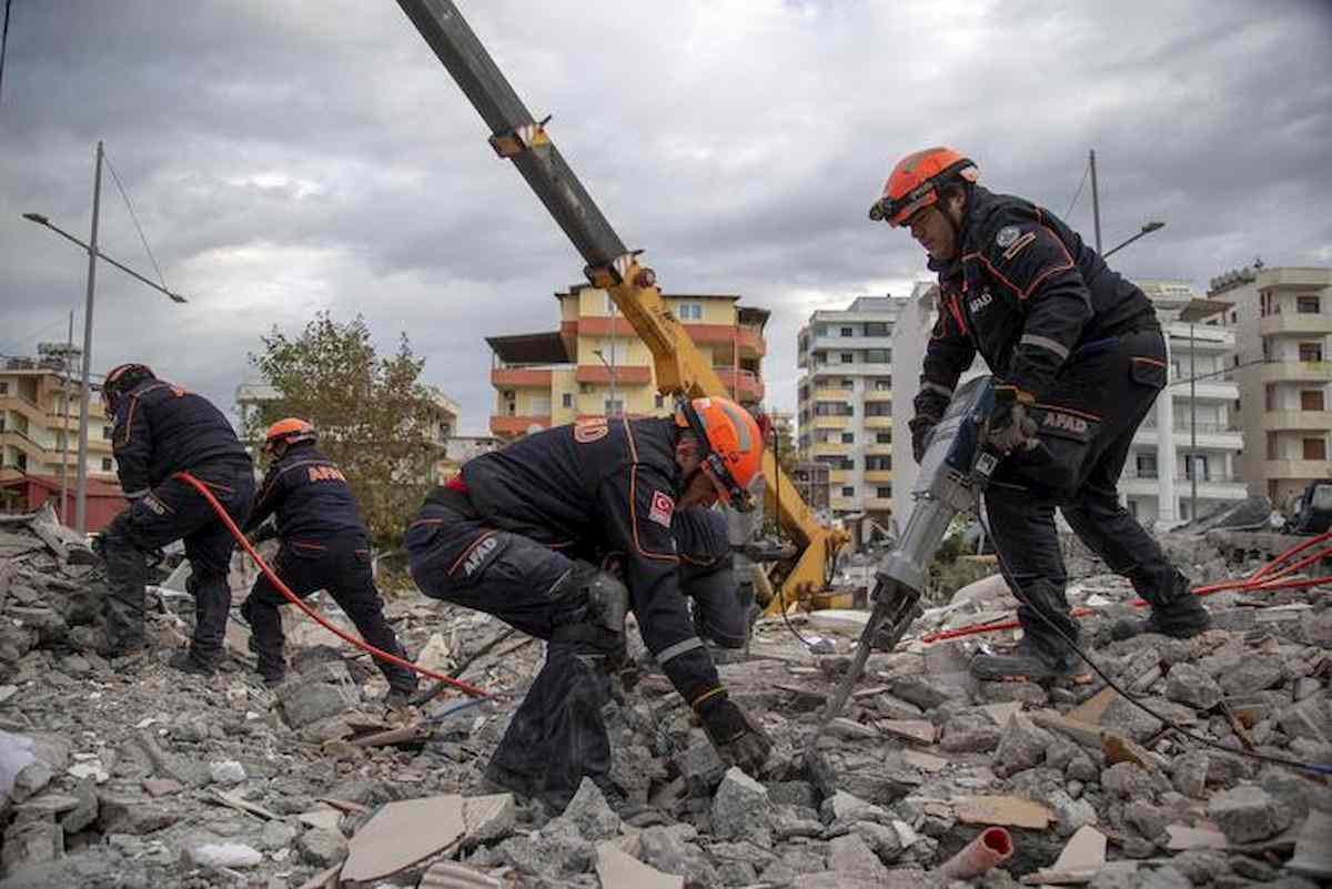 Terremoto Albania, la sindaca di Durazzo: "Contenti di aver avuto solo 50 morti". Si dimette