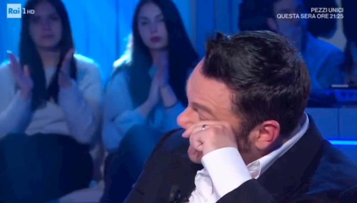 Tiziano Ferro ospite a Domenica In si commuove parlando del marito Victor e della loro storia