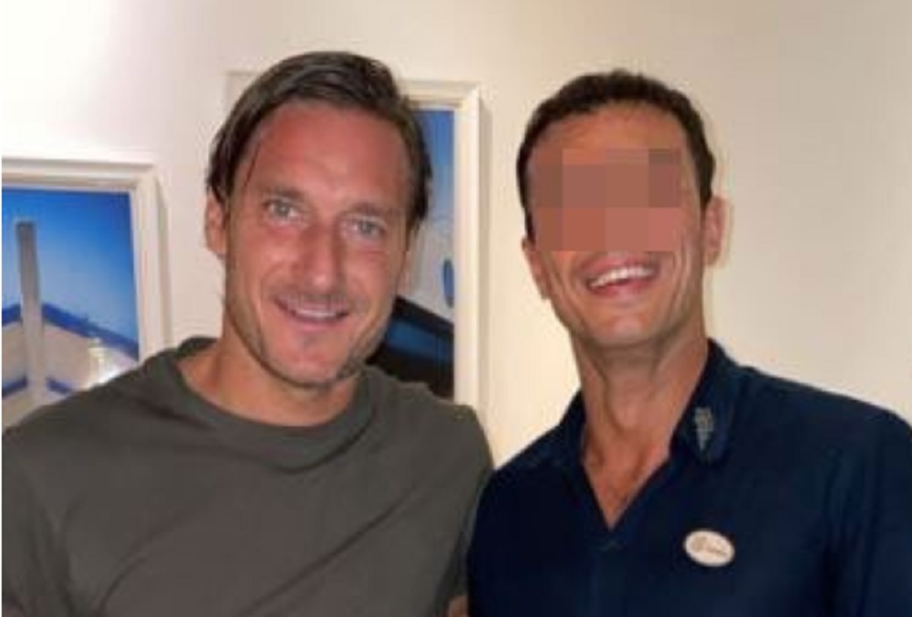 Francesco Totti rifiuta la foto con il fan: "Sono in vacanza". Poi cambia idea