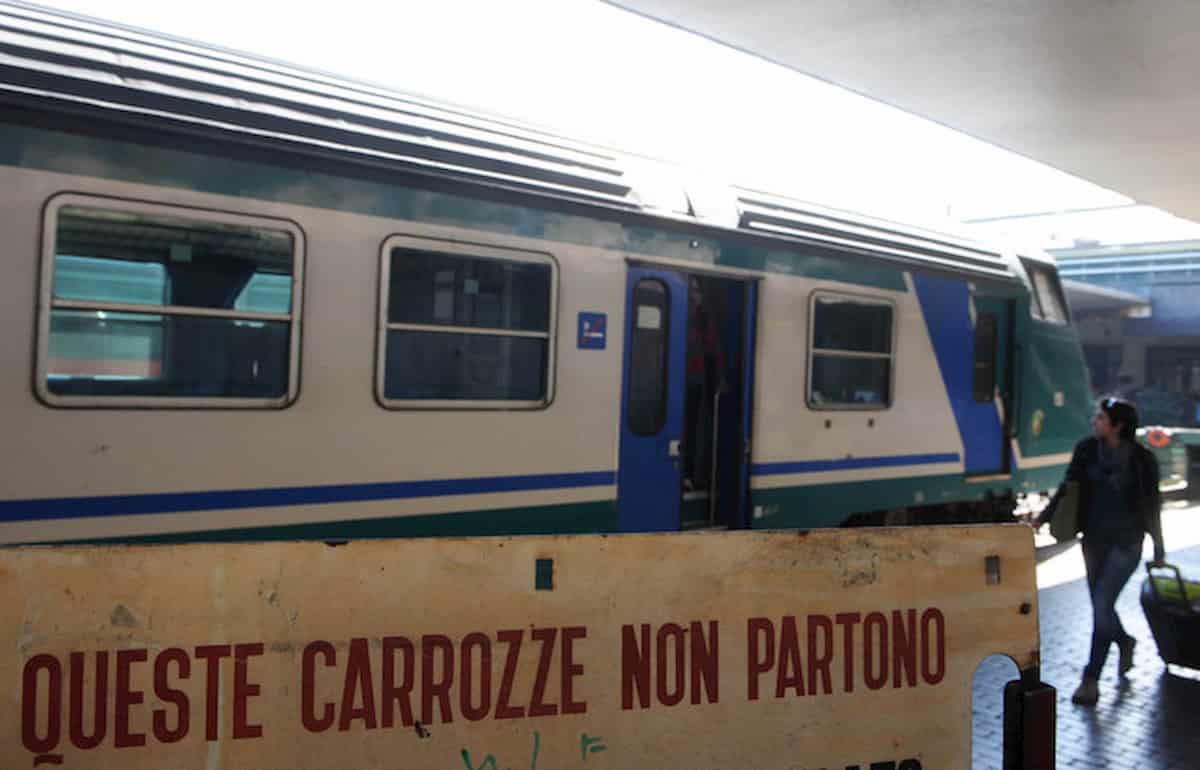 Treni pendolari, le 10 linee peggiori secondo Pendolaria di Legambiente: Circumvesuviana, Roma-Viterbo, Roma-Ostia Lido...