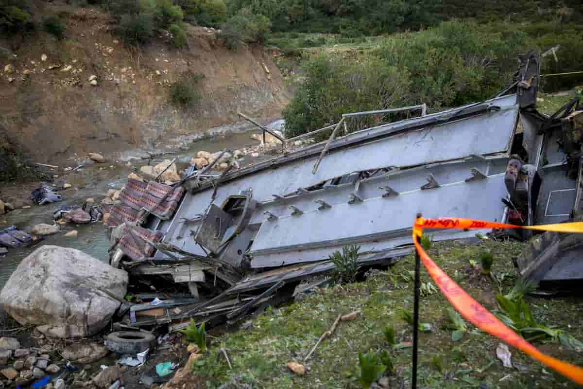 Tunisia, bus turistico precipita nel dirupo: giù per 70 metri, almeno 26 ragazzi tra 20 e 30 anni morti