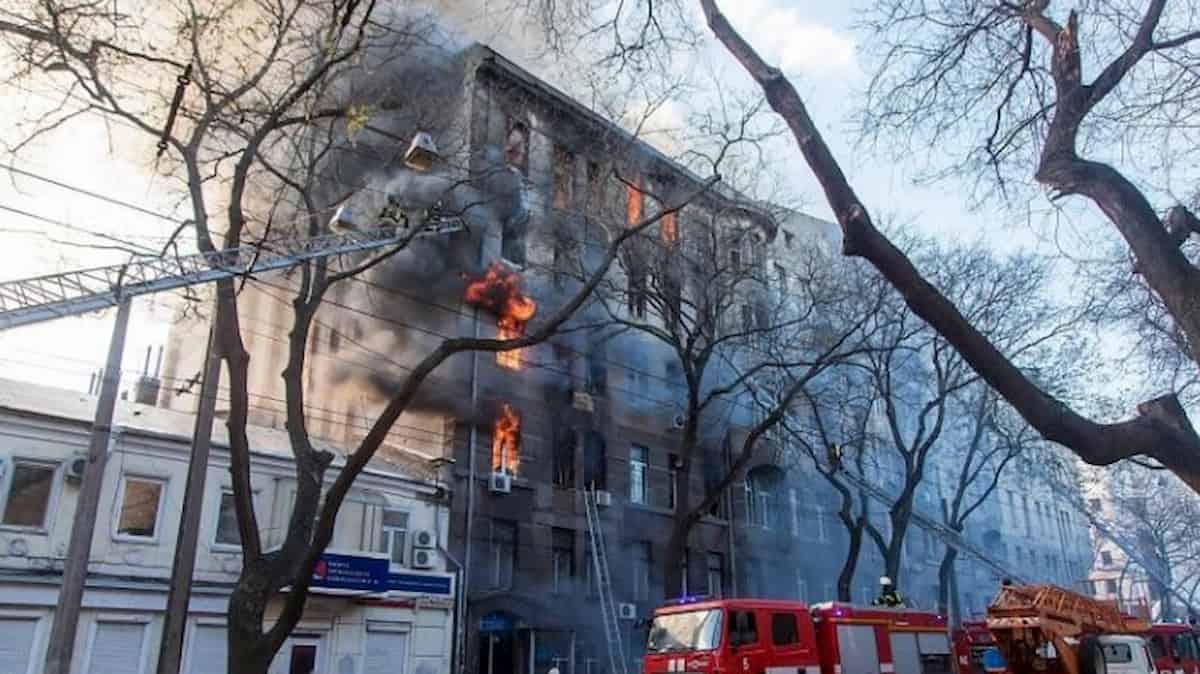 Ucraina, incendio in una scuola a Odessa: uno studente morto, 14 dispersi