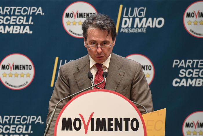 M5S perde pezzi e senatori. Ugo Grassi passa alla Lega, Di Maio: "Quanto costi al chilo?"