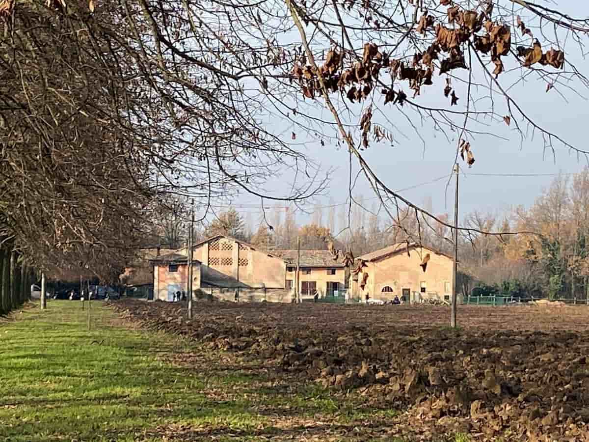 Bazzano, 5 spari per colpire i due ladri: la reazione del custode nella notte