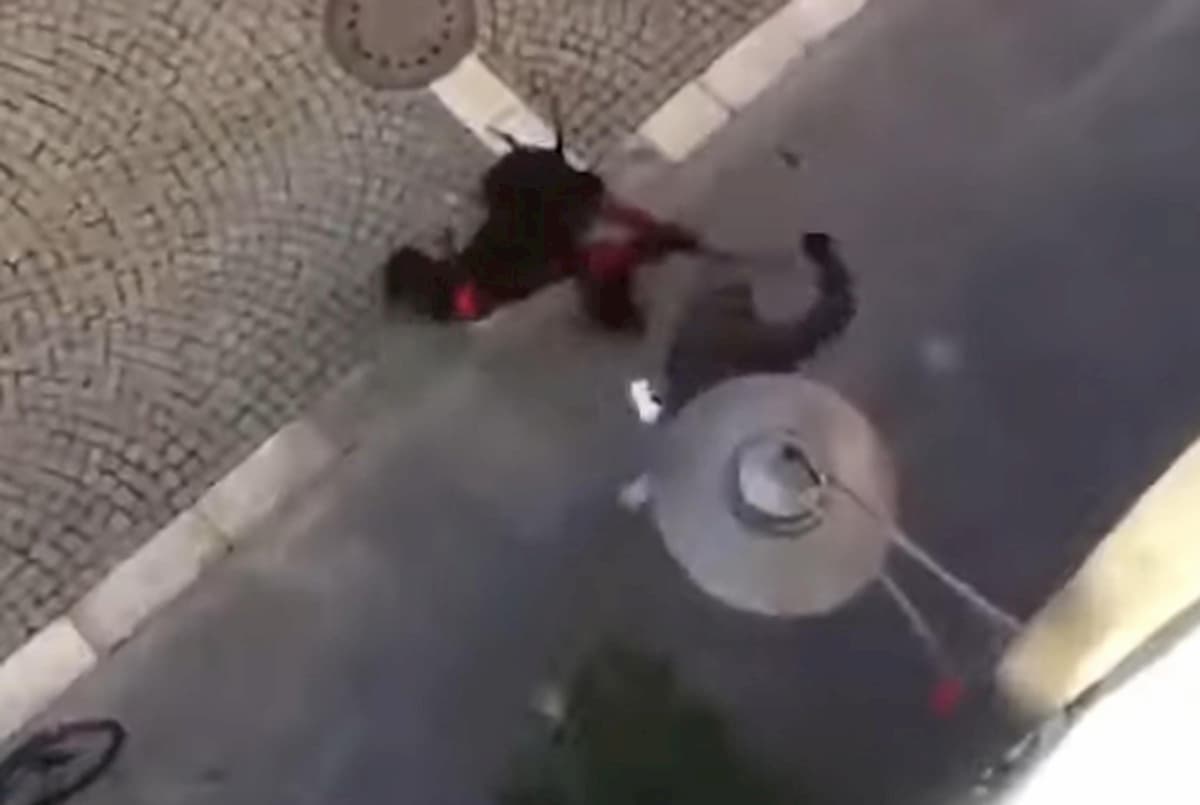 Vipiteno, sfilata dei Krampus per San Nicolò finisce a botte. Rissa o messinscena? VIDEO