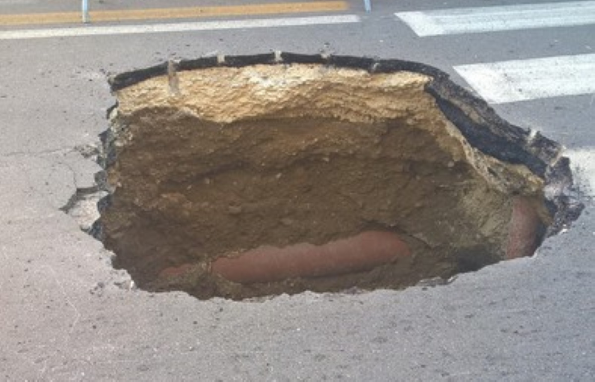 Torino, voragine di 4 metri si apre in strada per il maltempo