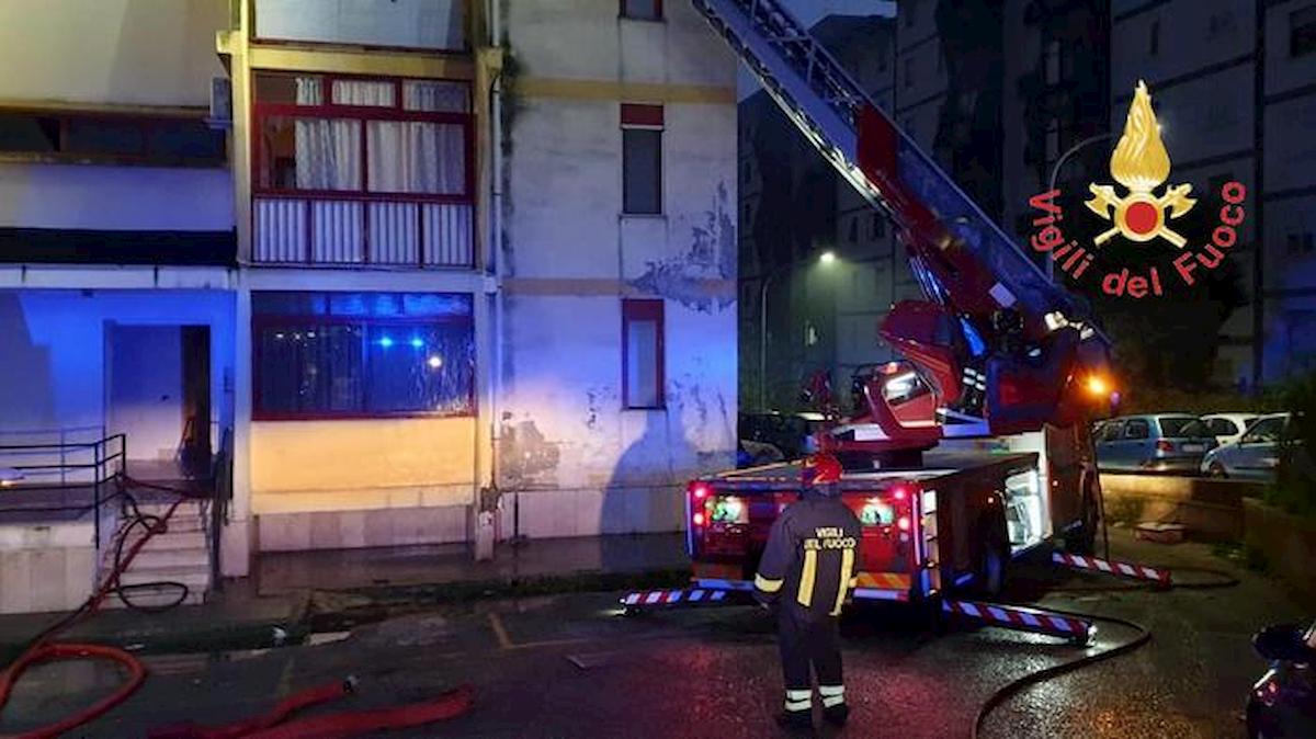 Nettuno, incendio in appartamento nella notte: un uomo trovato carbonizzato nella vasca da bagno