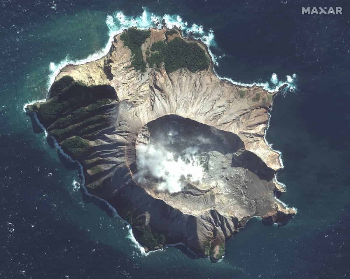 Nuova Zelanda, il vulcano Whakaari riprende l'attività e ostacola i soccorsi: 8 i dispersi