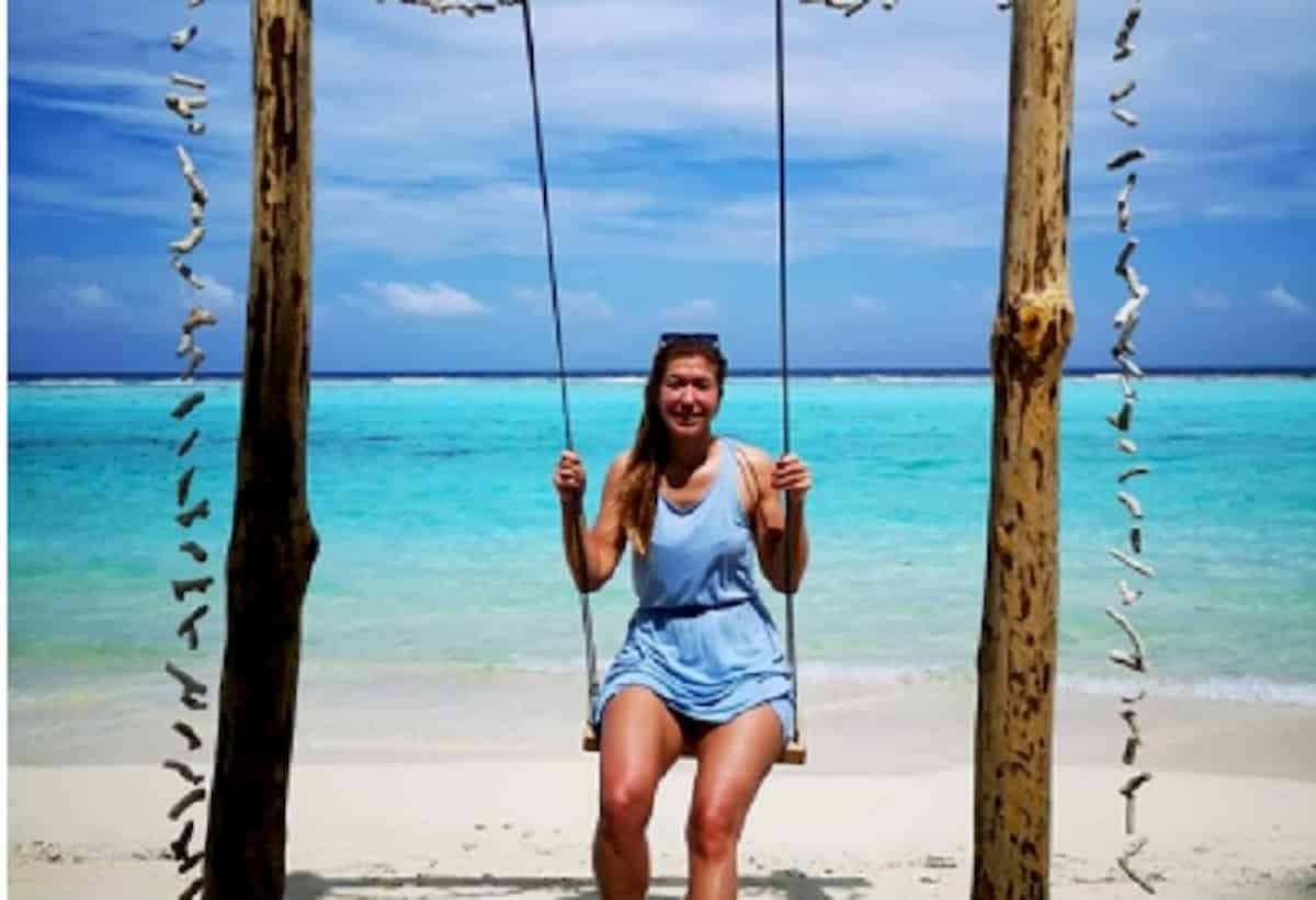 Yana Ehm, foto della deputata M5s alle Maldive. Ma è in ritardo con le restituzioni...