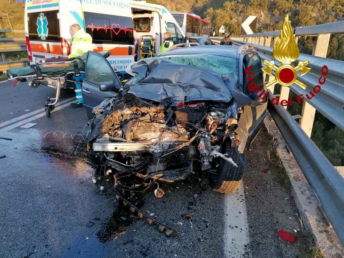 Civitella Paganico, frontale tra auto e pullman sulla statale Paganico: due morti