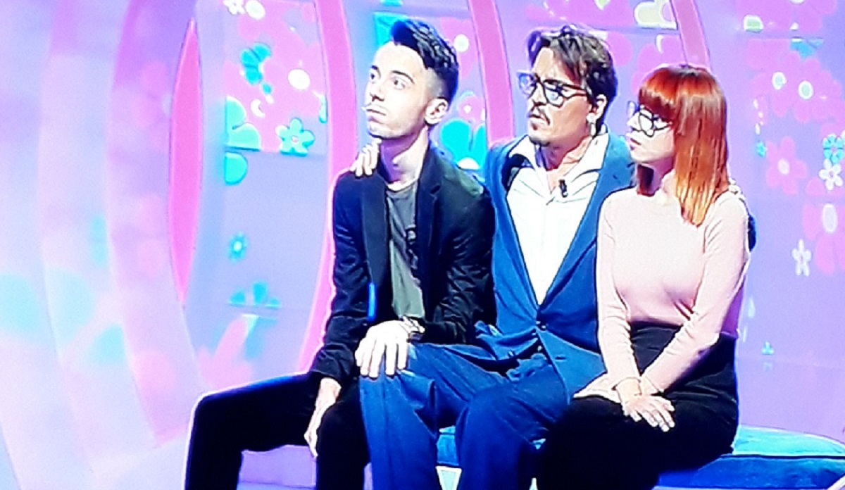 C'è Posta per Te, Johnny Depp ospite regala borse di studio a 2 ragazzi organi