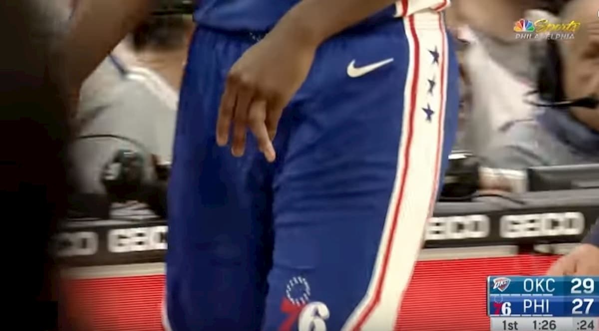 Nba, Joel Embiid si lussa il dito e gioca con una mano sola VIDEO