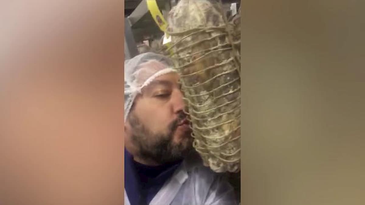 Maiali, tortellini, meloni, pizza, wurstel...la fase orale della politica