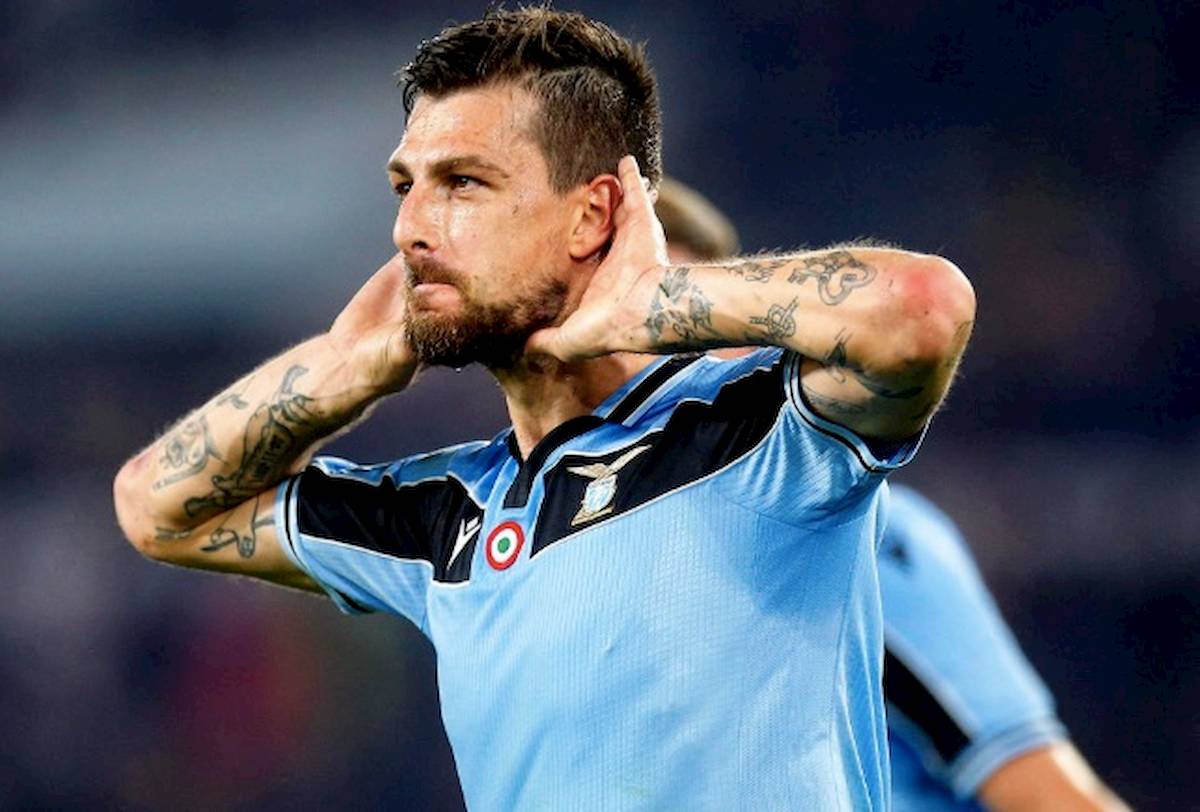 Roma-Lazio 1-1, Acerbi ha risposto a Dzeko. Palo di Pellegrini, var toglie rigore a Kluivert