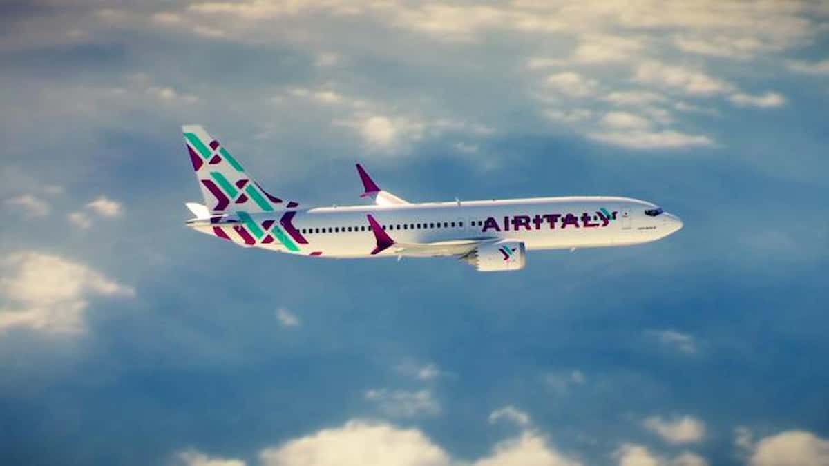 Volo Air Italy Olbia-Roma, fumo a bordo. 20 minuti di panico tra gola irritata e attacchi d'ansia