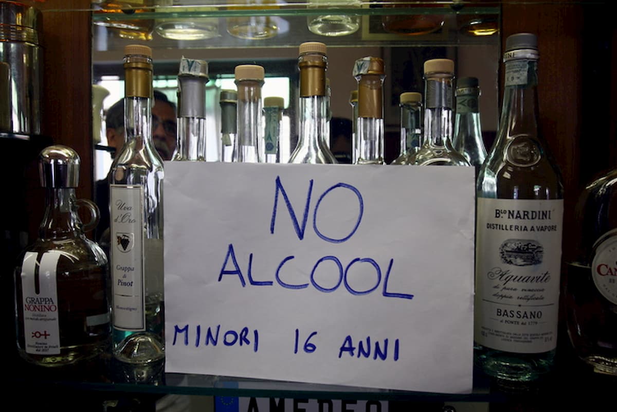 Alcol a 12 anni. Coma etilico e rischio danni permanenti, la sbornia di Capodanno