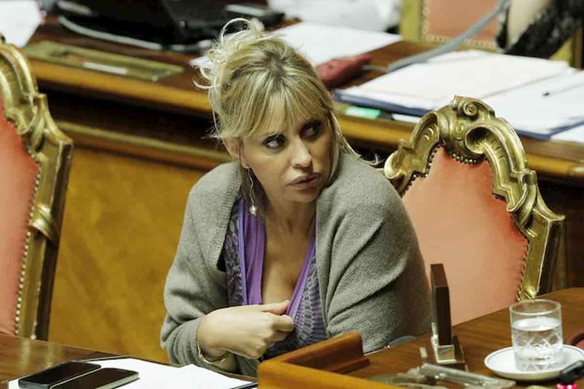 Alessandra Mussolini all'Isola dei Famosi? Avvistamento sospetto vicino agli studi Magnolia...