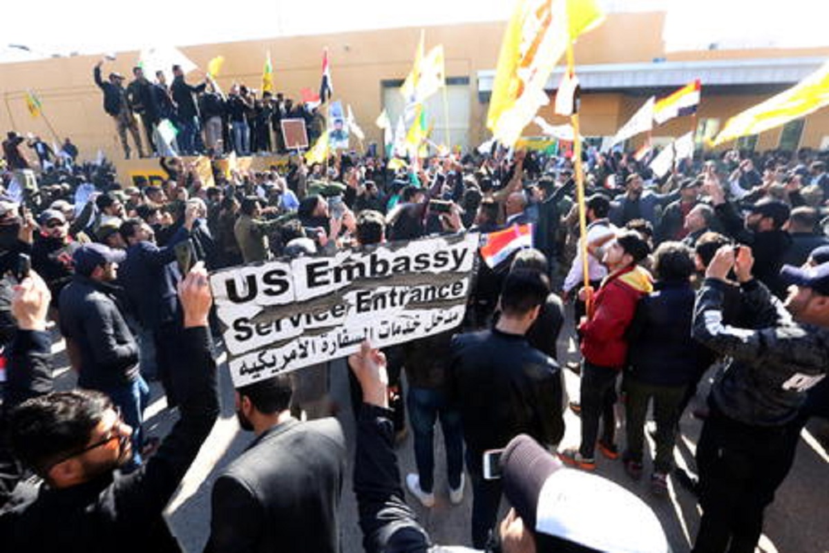 Iraq, razzi vicino ambasciata e base Usa. Soleimani, funerali al grido di "morte all'America"