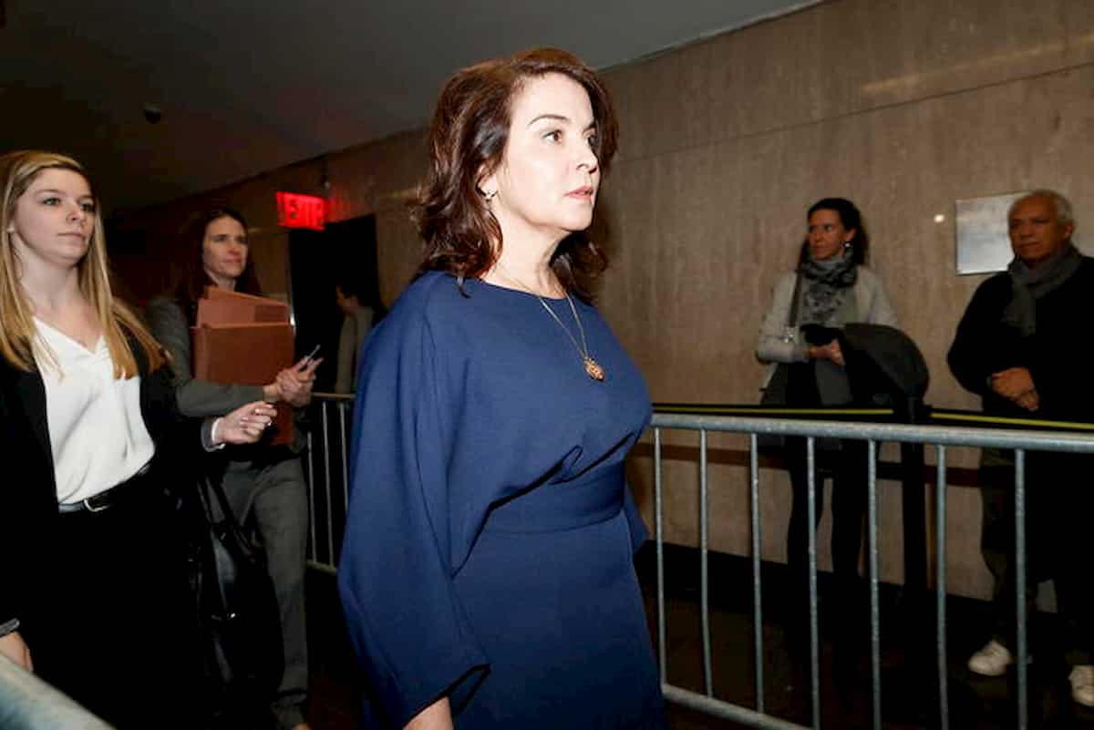 Annabella Sciorra, prima testimone in aula al processo contro Harwey Weinstein: "Mi stu**ò a casa mia"
