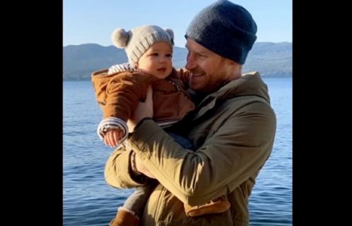 Principe Harry e il figlio Archie insieme: la foto per augurare un felice 2020
