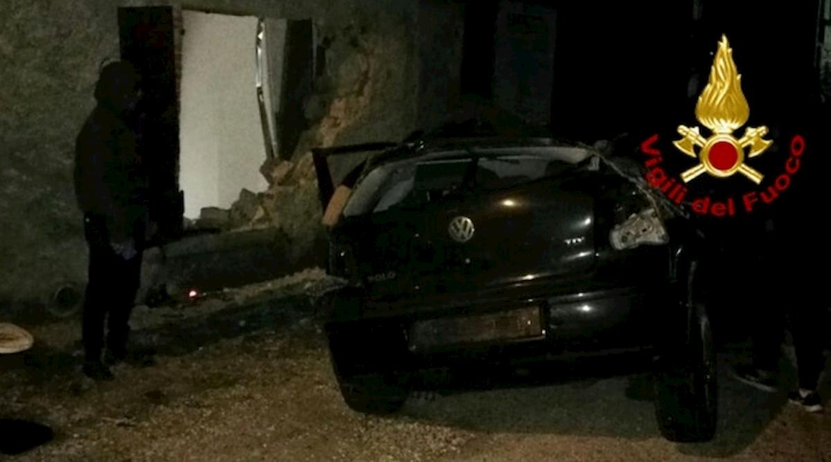 Follina, auto sfonda il muro di casa e finisce in salotto