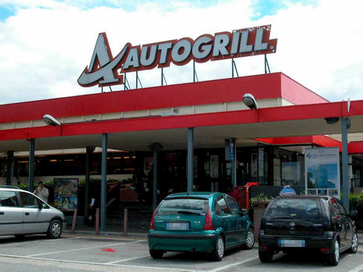 Coronavirus, allarme in autostrada. Turista cinese sviene, autogrill Serravalle isolato