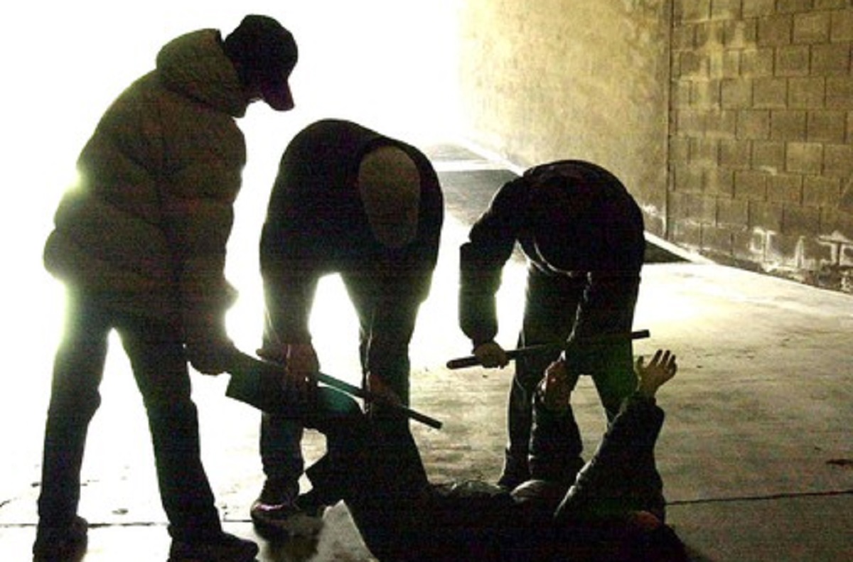Baby gang pesta 14enne con un manganello e poi lo accoltella: arrestati