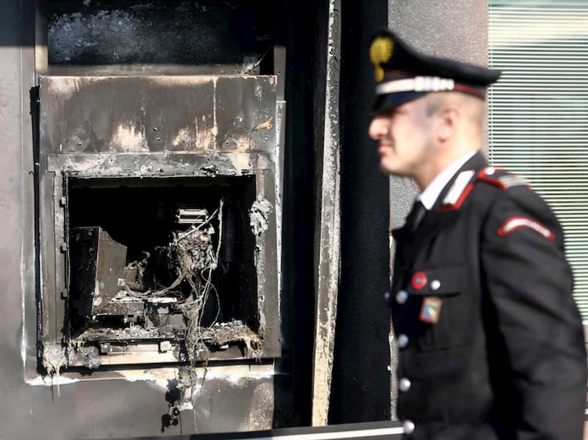 Marano, fanno esplodere bancomat durante i festeggiamenti di Capodanno e fuggono con i soldi