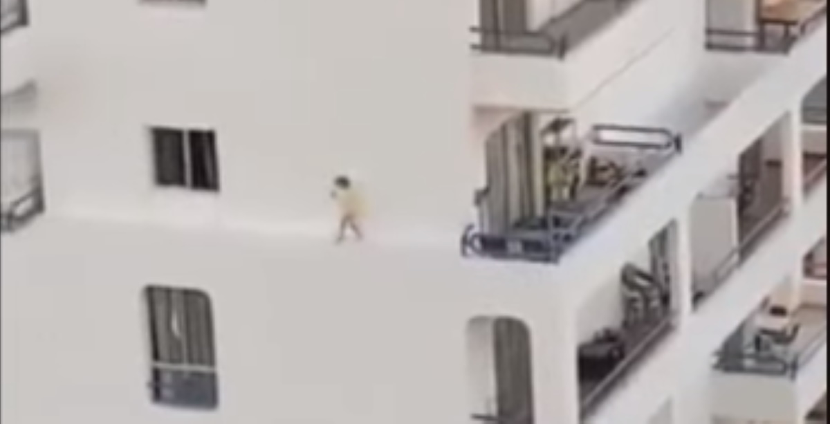 Tenerife, bimba corre sul cornicione del palazzo al quarto piano VIDEO