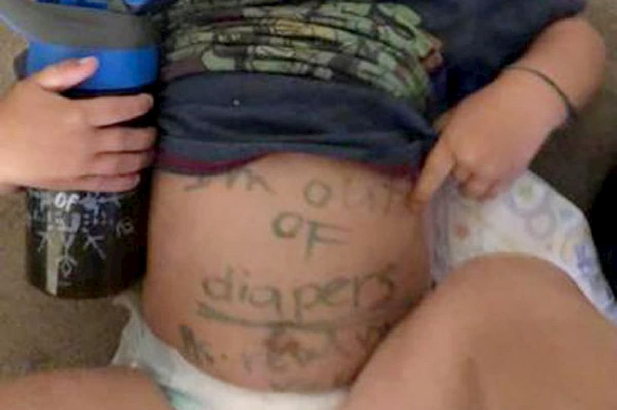 Mamma dimentica di portare i pannolini all'asilo, maestre glielo ricordano scrivendo col pennarello sul pancino del figlio